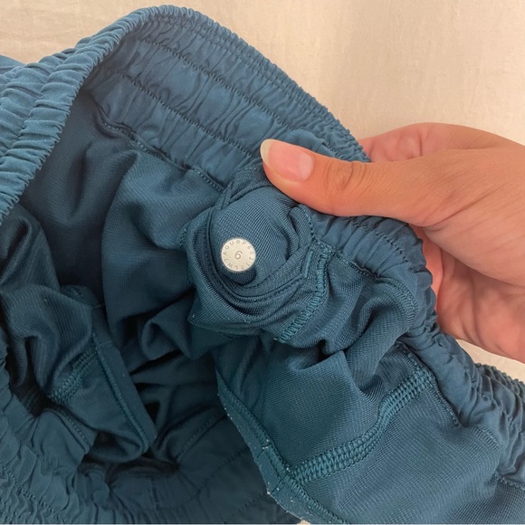 Lululemon Hotty Hot Low-Rise “2.5 Short - Picture 3 of 4